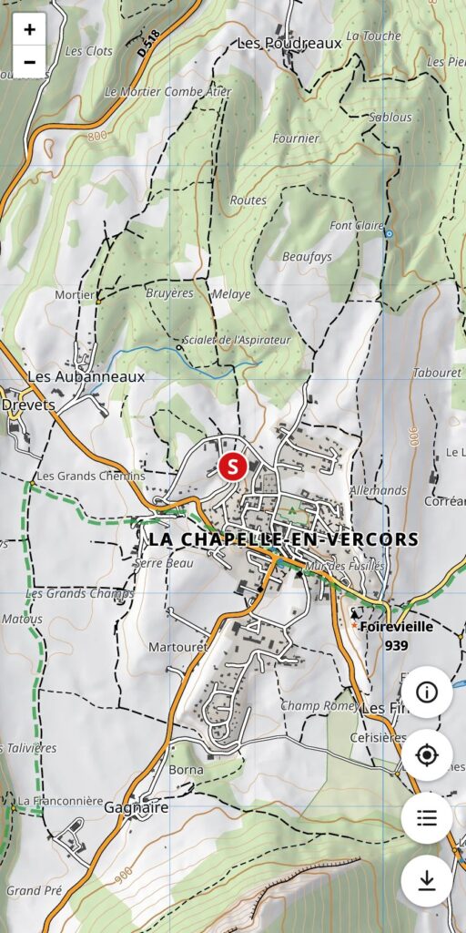 La Carto Rando Vercors sur un téléphone, autour de la Brasserie du Slalom, avec les boutons d'information, de localisation, de légende et de téléchargement